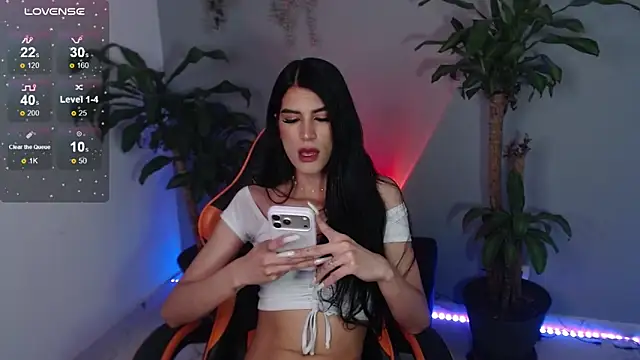 Snapshot of Lovely_bella_ chatting on 04/24/26, 02:14 Lovely bella online show from 04/24/26, 02:14