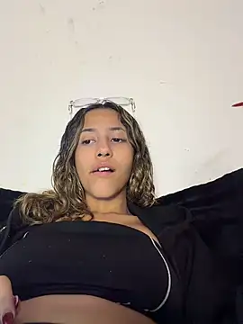 Snapshot of vicky_bass_ chatting on 03/11/26, 02:28 vicky bass online show from 03/11/26, 02:28