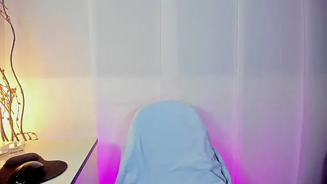 Snapshot of Sue_blue chatting on 04/12/26, 04:28 Sue blue online show from 04/12/26, 04:28