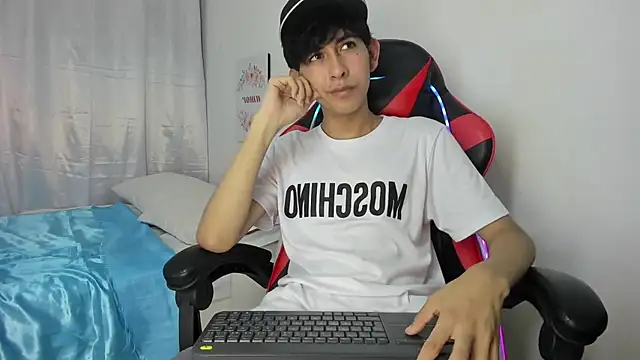 Snapshot of julian_xx chatting on 04/30/26, 07:09 julian xx online show from 04/30/26, 07:09