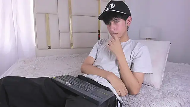Snapshot of julian_xx chatting on 07/18/26, 07:39 julian xx online show from 07/18/26, 07:39