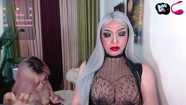 Snapshot of QueensOfcum chatting on 03/27/26, 01:44 QueensOfcum online show from 03/27/26, 01:44