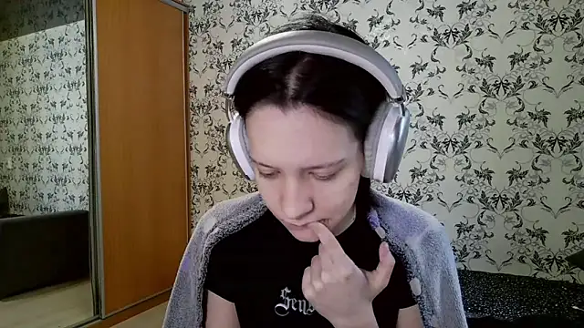 Snapshot of LxayBloom chatting on 03/12/26, 06:19 LxayBloom online show from 03/12/26, 06:19