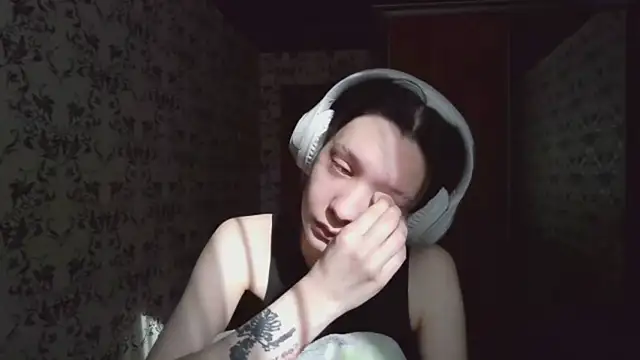 Snapshot of LxayBloom chatting on 03/16/26, 06:39 LxayBloom online show from 03/16/26, 06:39