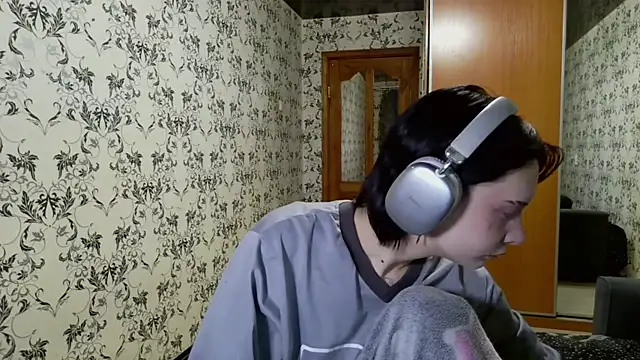 Snapshot of LxayBloom chatting on 03/17/26, 02:31 LxayBloom online show from 03/17/26, 02:31