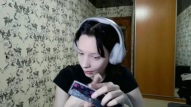 Snapshot of LxayBloom chatting on 03/23/26, 01:48 LxayBloom online show from 03/23/26, 01:48