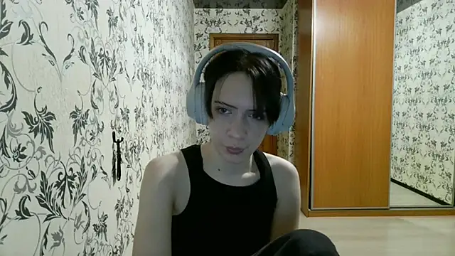 Snapshot of LxayBloom chatting on 04/13/26, 12:05 LxayBloom online show from 04/13/26, 12:05