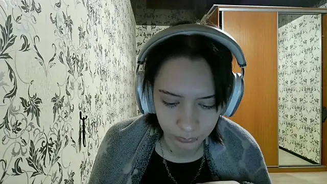 Snapshot of LxayBloom chatting on 04/15/26, 02:40 LxayBloom online show from 04/15/26, 02:40