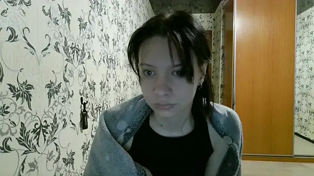 Snapshot of LxayBloom chatting on 04/17/26, 02:03 LxayBloom online show from 04/17/26, 02:03