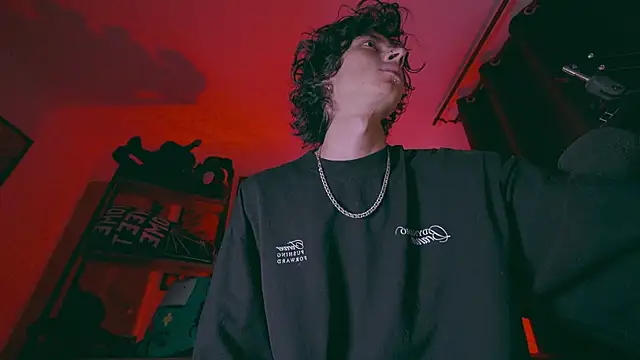 Snapshot of Olliver___y chatting on 04/10/26, 02:17 Olliver y online show from 04/10/26, 02:17