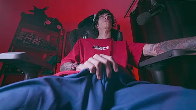 Snapshot of Olliver___y chatting on 04/12/26, 11:32 Olliver y online show from 04/12/26, 11:32