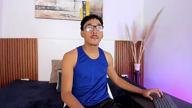 Julian Dark  online show from 02/05/26, 03:44