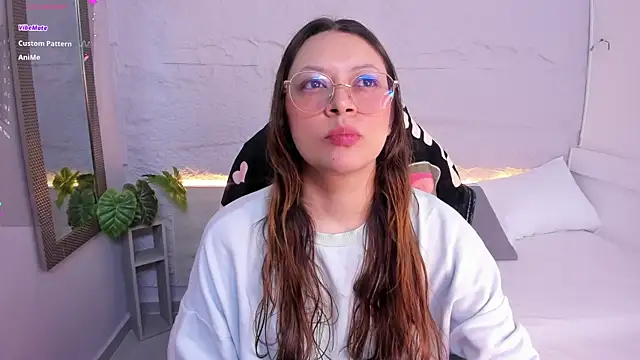 Snapshot of lanna_18_ chatting on 05/18/26, 11:38 lanna 18 online show from 05/18/26, 11:38