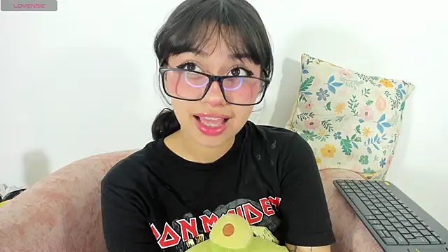 Snapshot of little_dolly3 chatting on 04/16/26, 11:00 little dolly3 online show from 04/16/26, 11:00