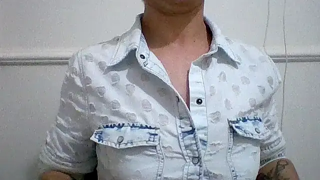 Snapshot of sue_safads chatting on 04/13/26, 01:33 sue safads online show from 04/13/26, 01:33