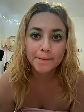 Snapshot of Lililuxx chatting on 03/04/26, 07:36 Lililuxx online show from 03/04/26, 07:36