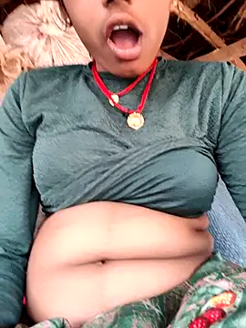 Snapshot of Queen_chayna chatting on 03/21/26, 10:42 Queen chayna online show from 03/21/26, 10:42