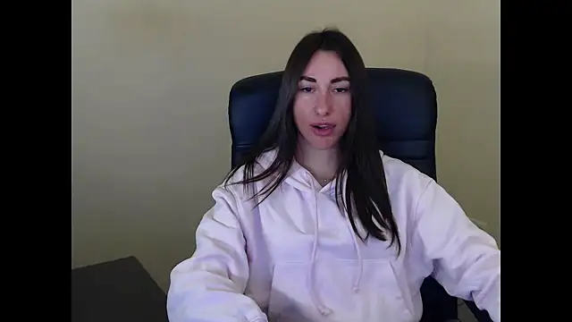 Snapshot of cammila_horn chatting on 03/14/26, 06:35 cammila horn online show from 03/14/26, 06:35