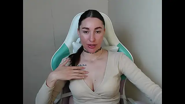 Snapshot of cammila_horn chatting on 04/23/26, 05:30 cammila horn online show from 04/23/26, 05:30