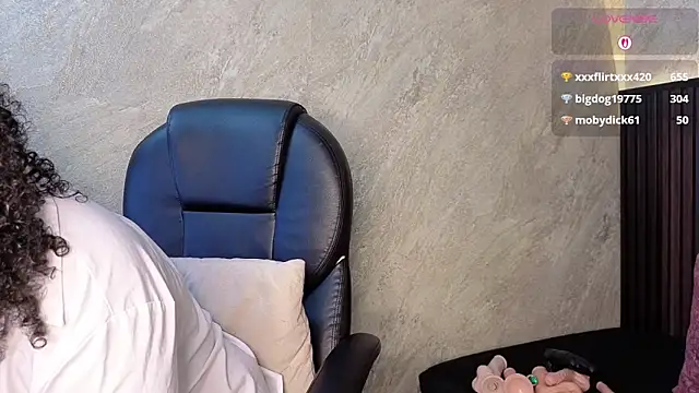 tanisha  lux online show from 04/12/26, 11:32