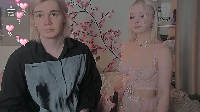 Snapshot of SweetheartsFriends chatting on 03/13/26, 07:15 SweetheartsFriends online show from 03/13/26, 07:15