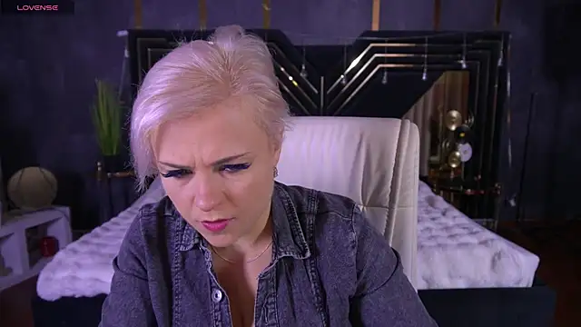 Snapshot of CrystalVibe chatting on 03/17/26, 06:28 CrystalVibe online show from 03/17/26, 06:28