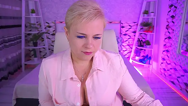 Snapshot of CrystalVibe chatting on 05/22/26, 06:42 CrystalVibe online show from 05/22/26, 06:42