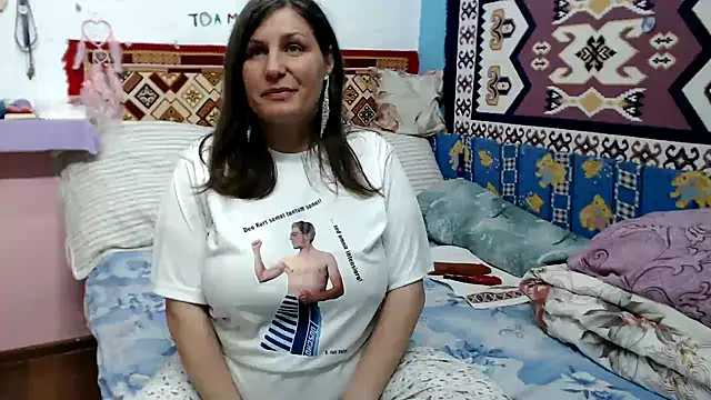 Snapshot of Adelinemilf chatting on 04/29/26, 01:48 Adelinemilf online show from 04/29/26, 01:48