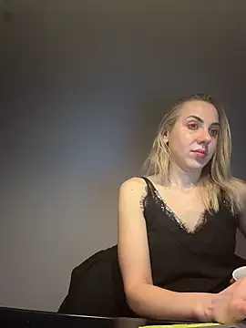 Snapshot of ElenaWhitmore chatting on 04/15/26, 09:04 ElenaWhitmore online show from 04/15/26, 09:04