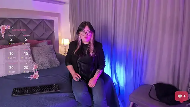 Snapshot of CalmaCaos chatting on 02/24/26, 11:30 CalmaCaos online show from 02/24/26, 11:30