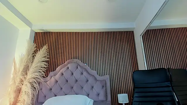 Violett hott  online show from 03/23/26, 12:42