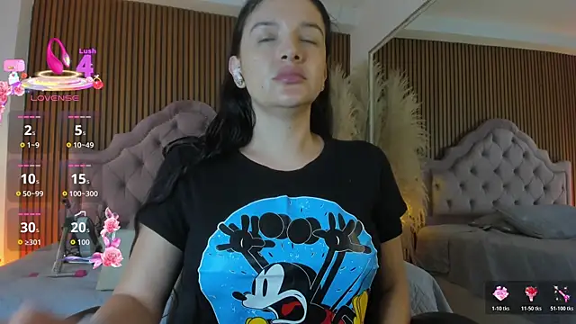 Snapshot of Violett_hott_ chatting on 06/16/26, 12:41 Violett hott online show from 06/16/26, 12:41