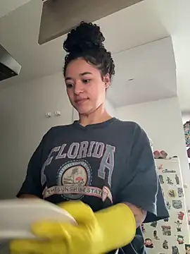 Snapshot of crystal_dlun chatting on 04/19/26, 07:05 crystal dlun online show from 04/19/26, 07:05