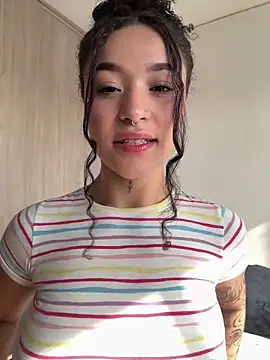 Snapshot of crystal_dlun chatting on 04/21/26, 08:44 crystal dlun online show from 04/21/26, 08:44