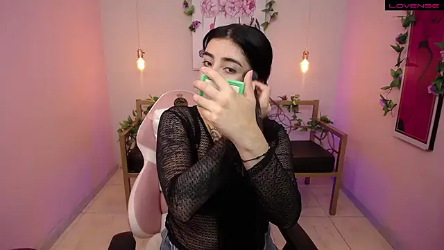 Snapshot of Adri_gomez_x chatting on 07/07/26, 11:47 Adri gomez x online show from 07/07/26, 11:47