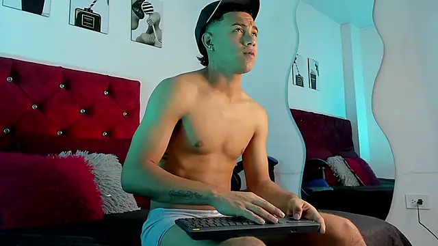 Liamsubtle01 online show from 05/15/26, 11:06
