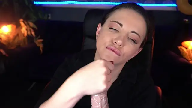 Dafni Monn online show from 11/28/25, 01:47