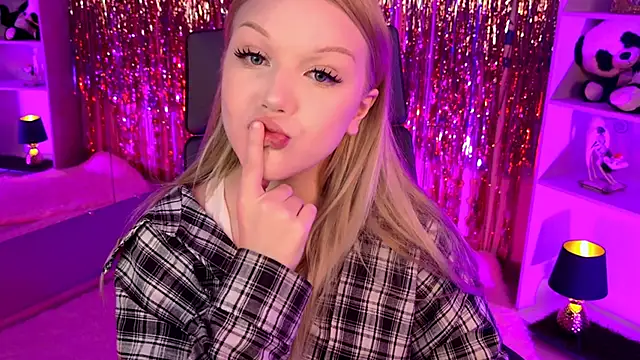 Snapshot of ChloeWhite chatting on 03/27/26, 04:07 ChloeWhite online show from 03/27/26, 04:07