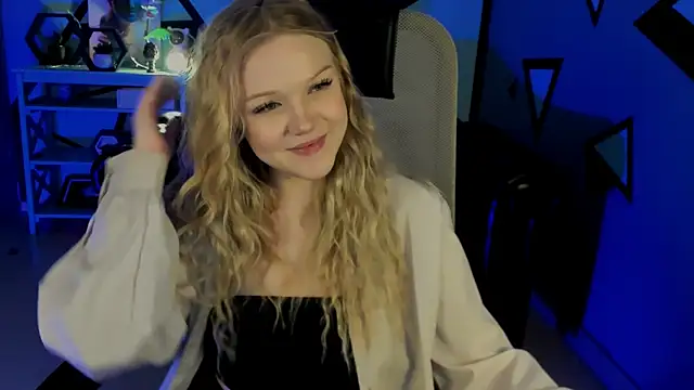 Snapshot of ChloeWhite chatting on 04/07/26, 11:21 ChloeWhite online show from 04/07/26, 11:21