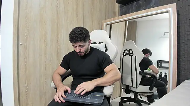 Snapshot of Thiago_moretti chatting on 07/18/26, 03:33 Thiago moretti online show from 07/18/26, 03:33