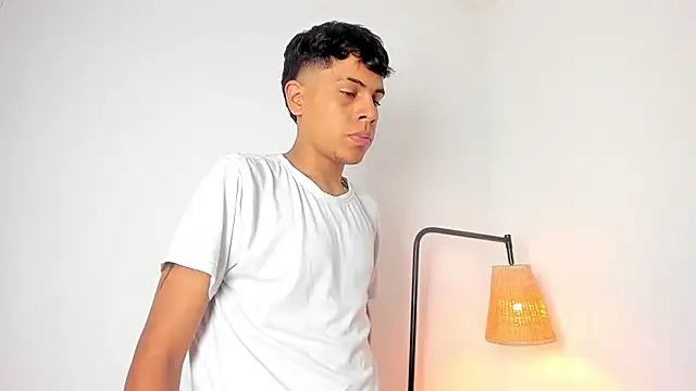 Snapshot of Skinnyfucked chatting on 03/11/26, 12:05 Skinnyfucked online show from 03/11/26, 12:05