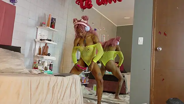 Snapshot of DaniaMarcell chatting on 03/21/26, 05:01 DaniaMarcell online show from 03/21/26, 05:01