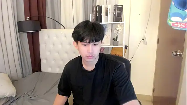 Snapshot of davincihugecock chatting on 05/18/26, 04:57 davincihugecock online show from 05/18/26, 04:57
