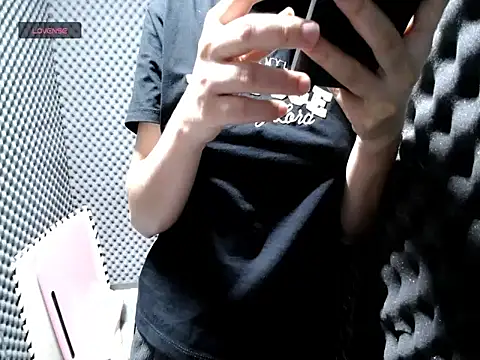 Snapshot of Shiny_68 chatting on 04/17/26, 01:36 Shiny 68 online show from 04/17/26, 01:36