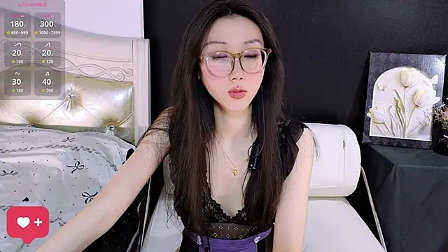 Snapshot of Queenbb88 chatting on 04/28/26, 11:37 Queenbb88 online show from 04/28/26, 11:37