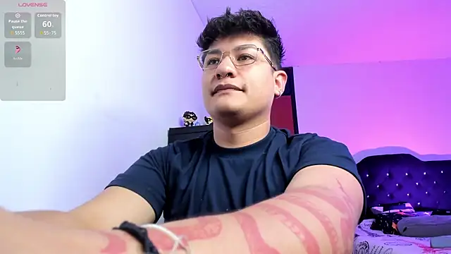 Snapshot of Theo_Rowan chatting on 01/10/26, 11:12 Theo Rowan online show from 01/10/26, 11:12