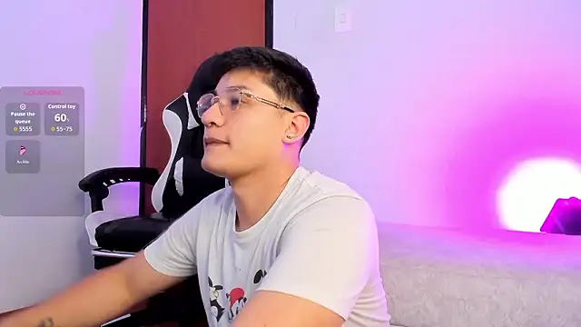 Snapshot of Theo_Rowan chatting on 02/02/26, 08:18 Theo Rowan online show from 02/02/26, 08:18