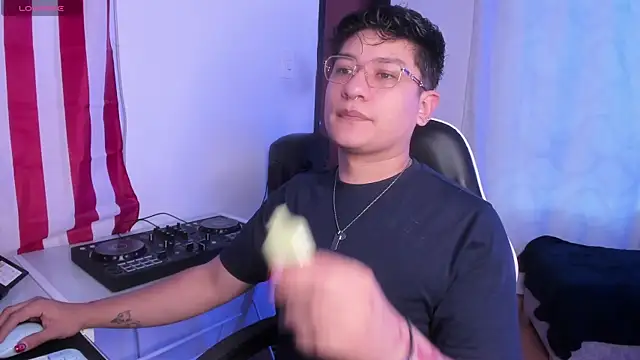 Snapshot of Theo_Rowan chatting on 04/17/26, 11:46 Theo Rowan online show from 04/17/26, 11:46