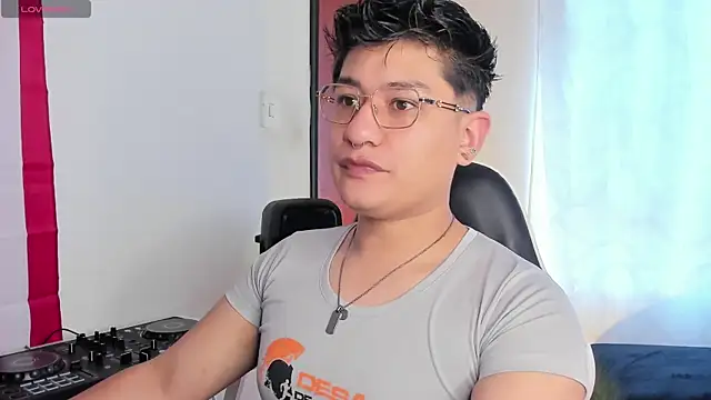 Snapshot of Theo_Rowan chatting on 04/21/26, 12:22 Theo Rowan online show from 04/21/26, 12:22