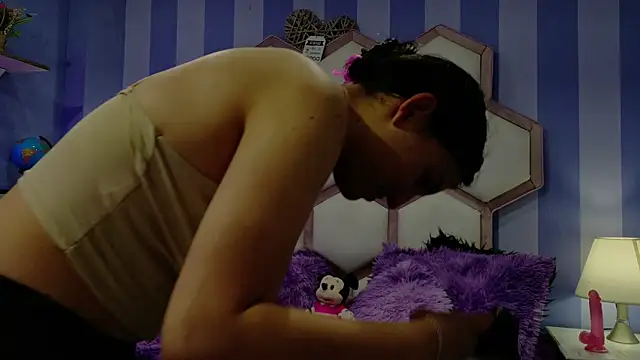 Snapshot of yvi_taylor chatting on 04/18/26, 12:53 yvi taylor online show from 04/18/26, 12:53